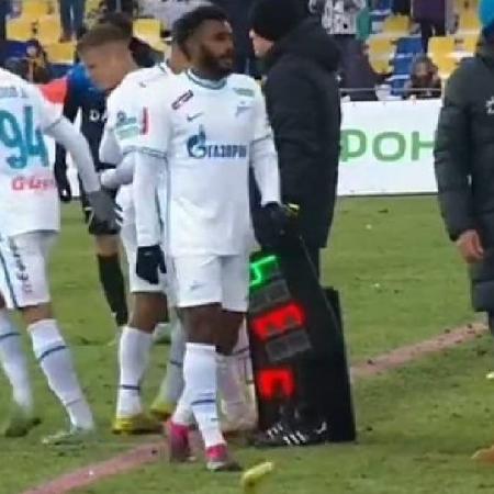 Torcedor atirou banana em direção do volante brasileiro Wendel, do Zenit - Reprodução