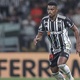 Jemerson, zagueiro do Atl&eacute;tico-MG, bate carro em Lagoa Santa