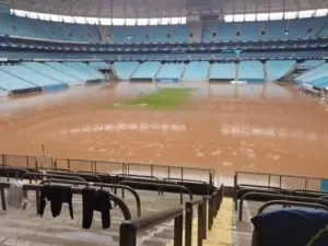 Gramado da Arena do Grêmio é alagado por temporal em Porto Alegre