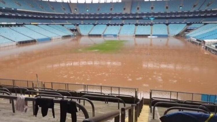 Gramado da Arena do Grêmio é alagado por temporal em Porto Alegre