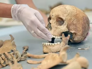 Rosto de 'vampira' de 400 anos é reconstruído na Polônia; veja o resultado