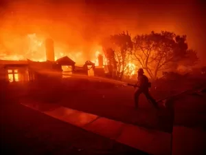 Incêndio florestal em Los Angeles força retirada de pessoas da região