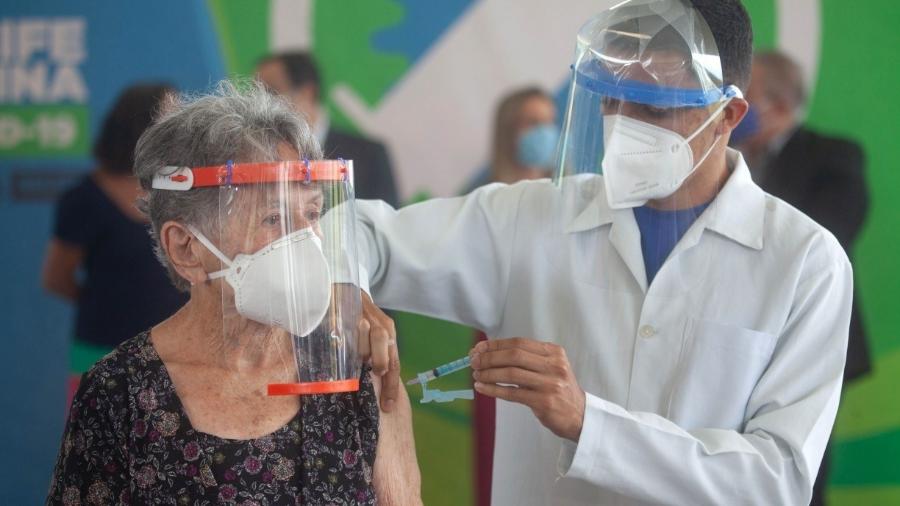Imagem mostra idosa sendo vacina com dose da Astrazeneca                              -                                 MIVA FILHO/SES                            