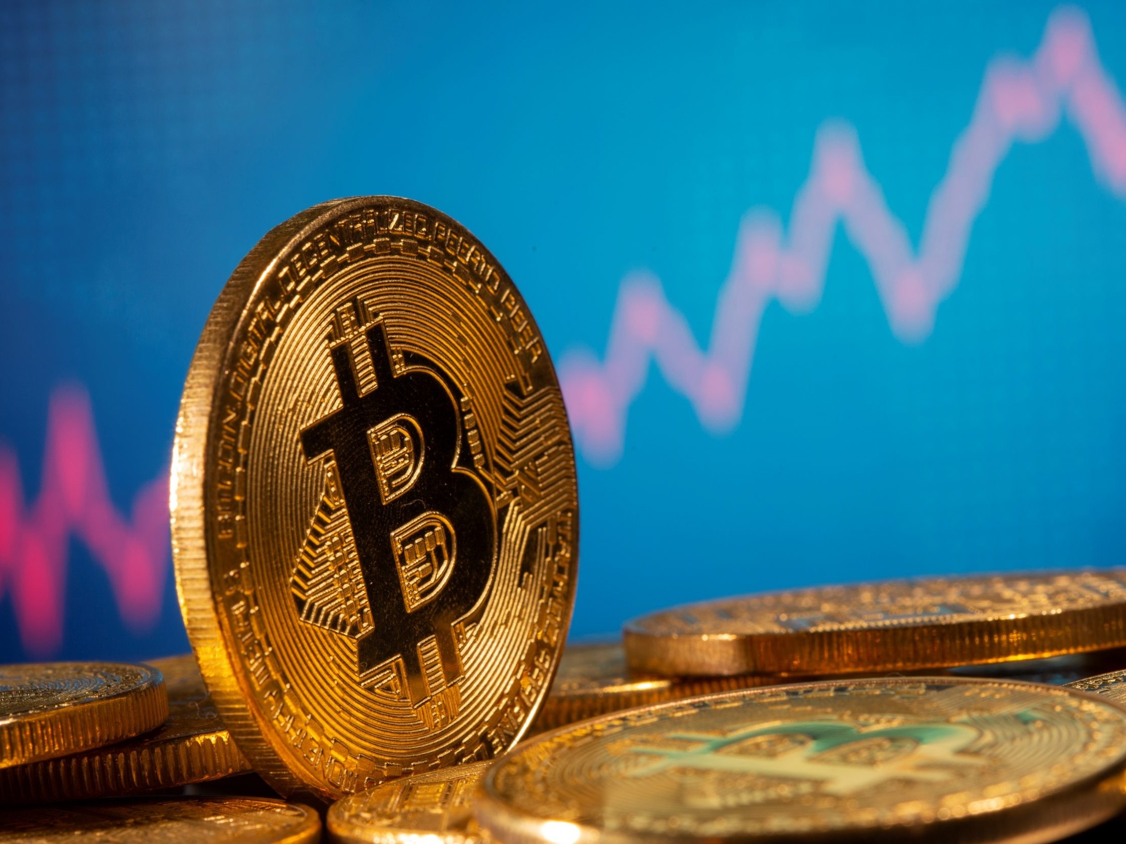 Bitcoin atinge mínima em 3 meses, mas se recupera com tuítes de Musk