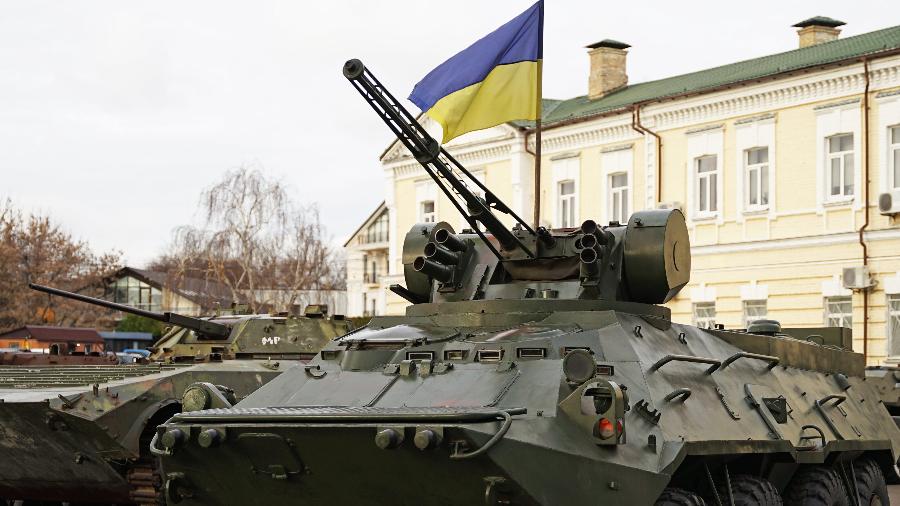 Tanque de guerra e bandeira da Ucrânia - Tanque de guerra e bandeira da Ucrânia