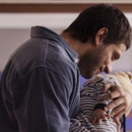 Ari conhece filho recém-nascido em "Travessia" - Reprodução/TV Globo