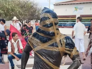 Moradores de Juazeiro cobram retirada de estátua de Daniel Alves