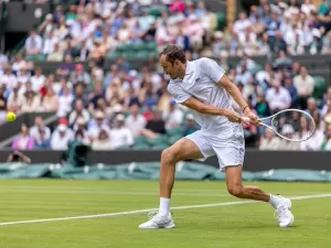 Medvedev supera estreia com sua 80ª vitória em Grand Slam