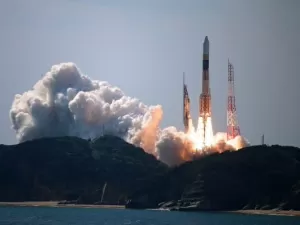 Foguete japonês pega fogo em teste e ameaça cronograma espacial