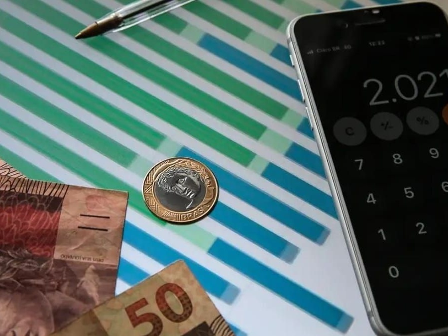 Ibovespa opera em queda com atenção a fiscal e juros nos EUA