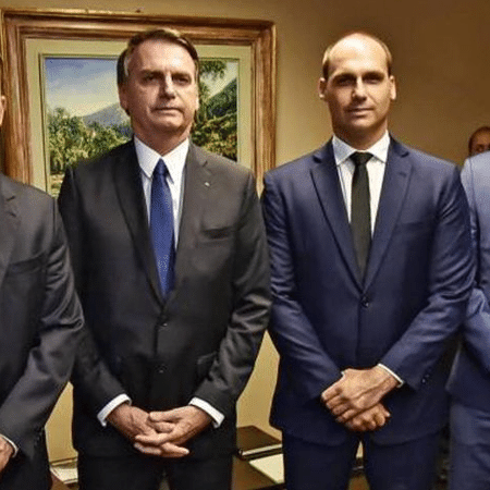 Presidente com três de seus filhos: Flávio, Eduardo e Carlos Bolsonaro - Reprodução
