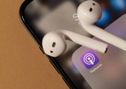 Retrospectiva 2023: os podcasts mais escutados no MacMagazine - AirPods sobre iPhone com o app Apple Podcasts visível