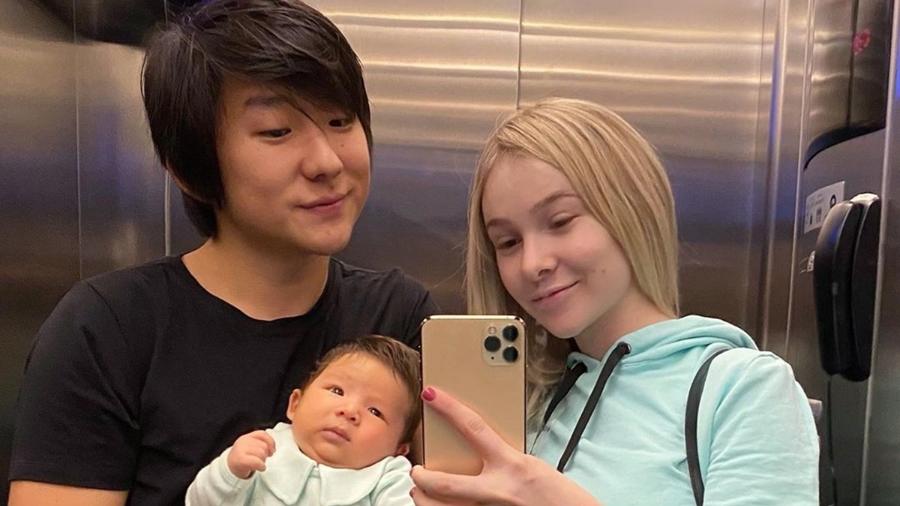 Pyong Lee e Sammy Lee posam com o filho Jake  - Reprodução/Instagram