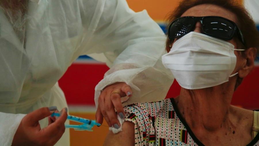                                  Prefeitura dá início da vacinação contra Covid-19 em idosos acima de 85 anos na cidade do Recife.                              -                                 FILIPE JORDÃO/JC IMAGEM                            