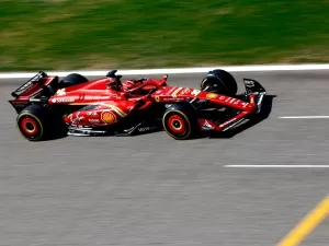 F1: Leclerc lidera sessão da pré-temporada encerrada mais cedo após incidente com bueiro