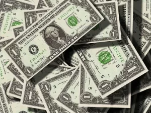 Dólar fecha a R$ 5,73, maior patamar desde 2021