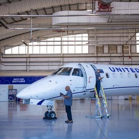 Contrato inclui serviços de manutenção para jatos ERJ145 e marca o início das operações da Embraer em Fort Worth, com aumento de 53% na capacidade de atendimento nos EUA até 2027