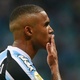 Douglas Costa irá tratar de dívida e possível retorno ao Grêmio