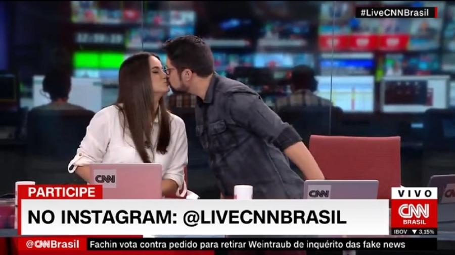 Os namorados Mari Palma e Phelipe Siani se beijam, no Live CNN Brasil (Reprodução) - Reprodução / Internet
