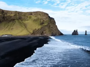 Cenário de Game of Thrones, praia de areia preta na Islândia tem um ‘perigo oculto’