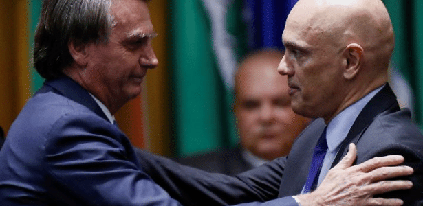 Bolsonaro e Moraes trocam rápido aperto de mãos em posse de ministros no DF