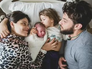 Família vai aumentar! Laura Neiva e Chay Suede serão papais pela terceira vez