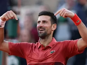 Djokovic toma susto, mas vence e supera recorde em Roland Garros