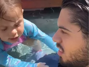 Que perigo! Zé Felipe salva a filha Maria Flor de afogamento em piscina