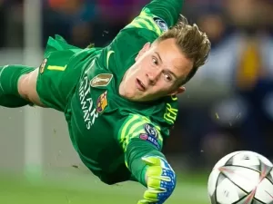 Ter Stegen sofre grave lesão no joelho e pode ficar fora da temporada pelo Barcelona