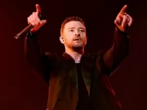 Vídeo de Justin Timberlake viraliza após web reparar em detalhe marcado na calça do astro: “Meu queixo caiu”; assista