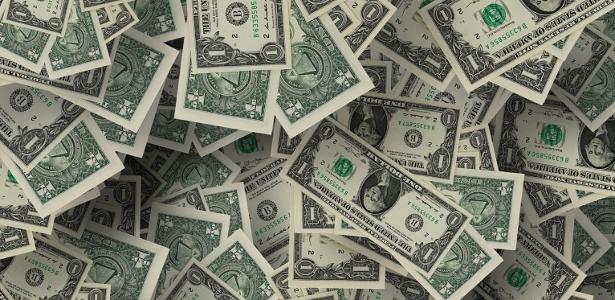 Dólar e Bolsa operam influenciados por IPCA-15 e acordo UE-Mercosul