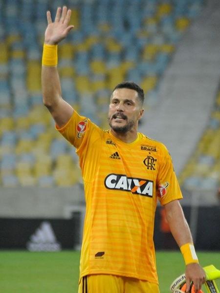 Julio Cesar acena para torcida em sua despedida do futebol - Nayra Halm/FotoArena/Estadão Conteúdo