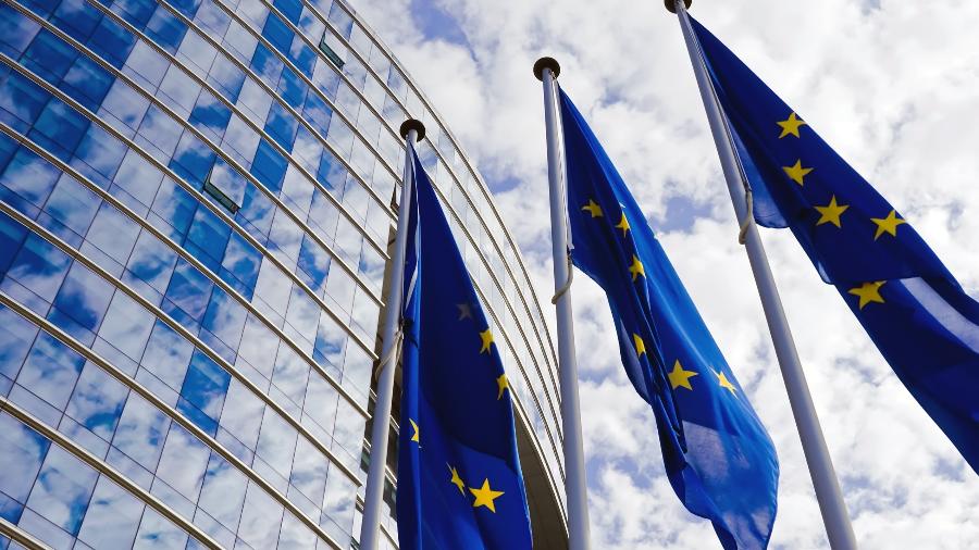 UE anuncia contribuição de €183 mi para programa do FMI de ajuda a países pobres - Bandeira da União Europeia