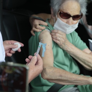  Após inicio da vacinação, casos e mortes de idosos diminui em Curitiba      - Foto: Lineu FIlho      - Foto: Lineu FIlho     