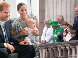 Jornalista choca ao revelar quais os dois membros da realeza teriam feito comentário racista sobre filho de Harry e Meghan; assista