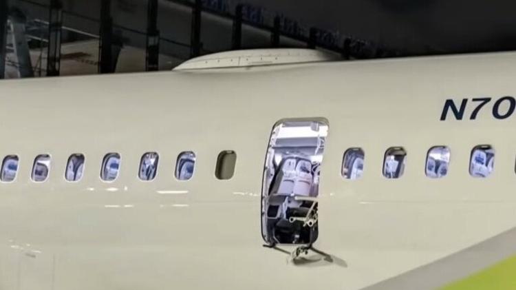 Após parte de fuselagem romper durante voo, EUA suspenderam uso do Boeing 737 MAX 9 temporariamente