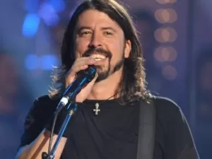 Amigos da esposa de Dave Grohl acham que ela já sabia de traição “muito antes” de anúncio do astro; entenda