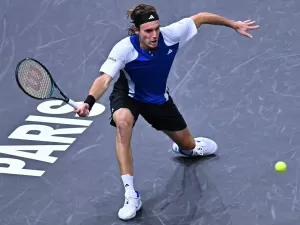 Tsitsipas vence de virada e segue em busca do Finals