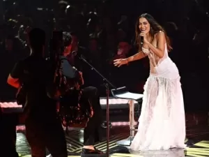 Grammy Latino 2024: É do Brasil! Anitta faz performance intimista de “Mil Veces”, e se junta a Tiago Iorc para homenagem linda a Sérgio Mendes; assista!