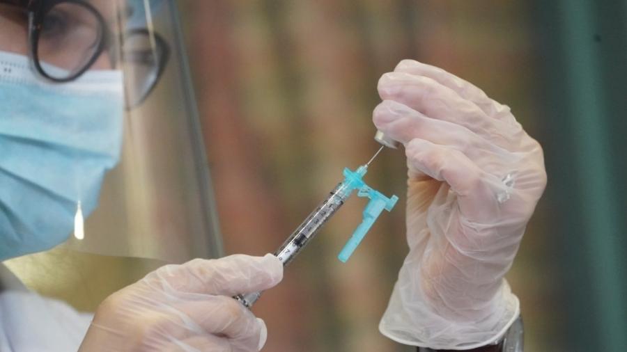                                  Vacinas podem chegar ao Brasil já em janeiro                              -                                 BRYAN R. SMITH / AFP                            