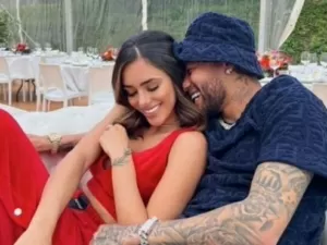 Apaixonado, Neymar se declara para Bruna Biancardi em festa