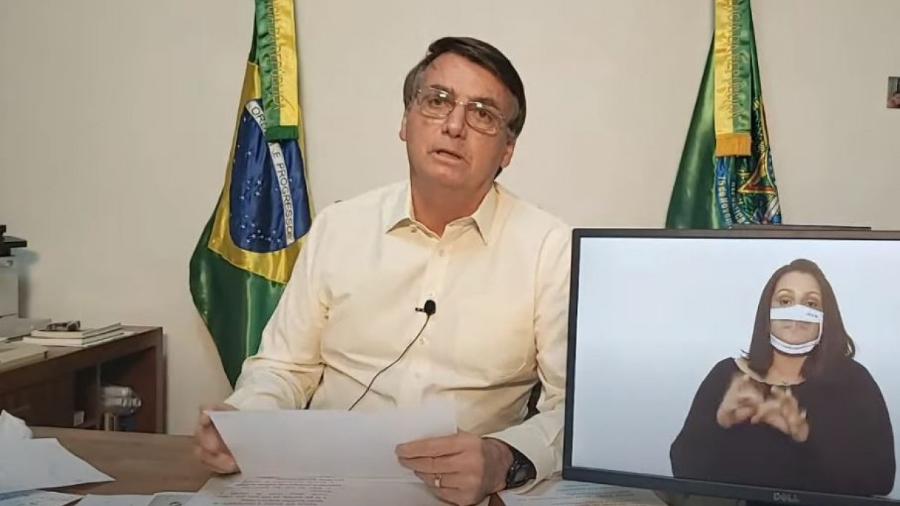 O presidente Bolsonaro na live de quinta-feira: desfile de ideias fixas - REPRODUÇÃO DE VÍDEO                            