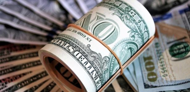 Dólar abre em baixa, a R$ 5,15, com piora de projeções para IPCA e juros