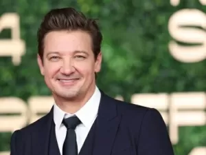 Jeremy Renner fala sobre recuperação após quebrar 38 ossos em grave acidente: "Sou 25% titânio"