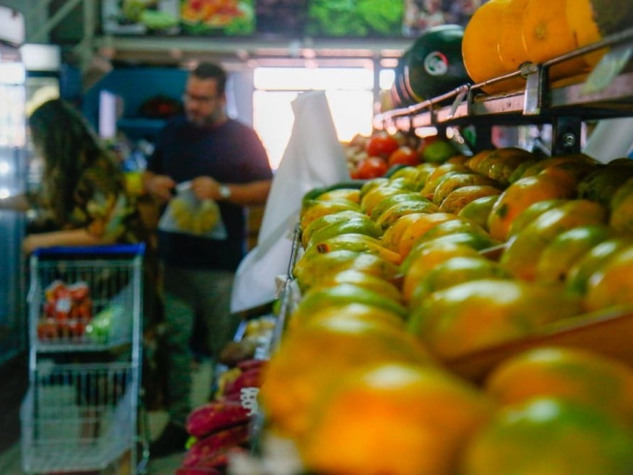 Carrefour vende fruta amassada, lucra mais e ação dispara