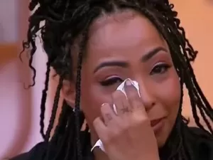Juliana do 'The Noite' cai no choro ao lembrar racismo que sofreu na TV: 'Expulsou'