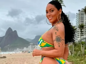 Rosiane Pinheiro posa de biquíni após lipo HD e preenchimento de bumbum