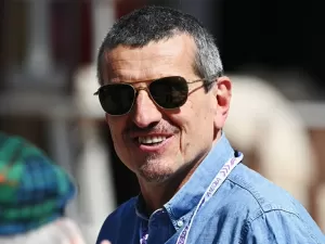 F1 - Steiner garante que Hamilton terá "lugar no Vaticano" caso garanta título pela Ferrari