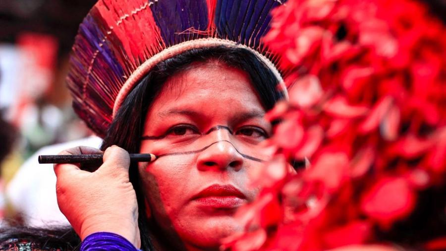 "Clima de tensão, insegurança e perseguição contra os povos indígenas do Brasil só aumenta", diz Sonia Guajajara - Mídia Ninja