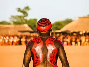 Fotógrafo do Xingu apresenta na COP28 imagens de sua aldeia e da recriação de uma gruta sagrada